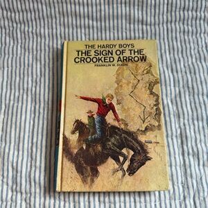 The Hardy Boys: The Sign of the Crooked Arrow Book